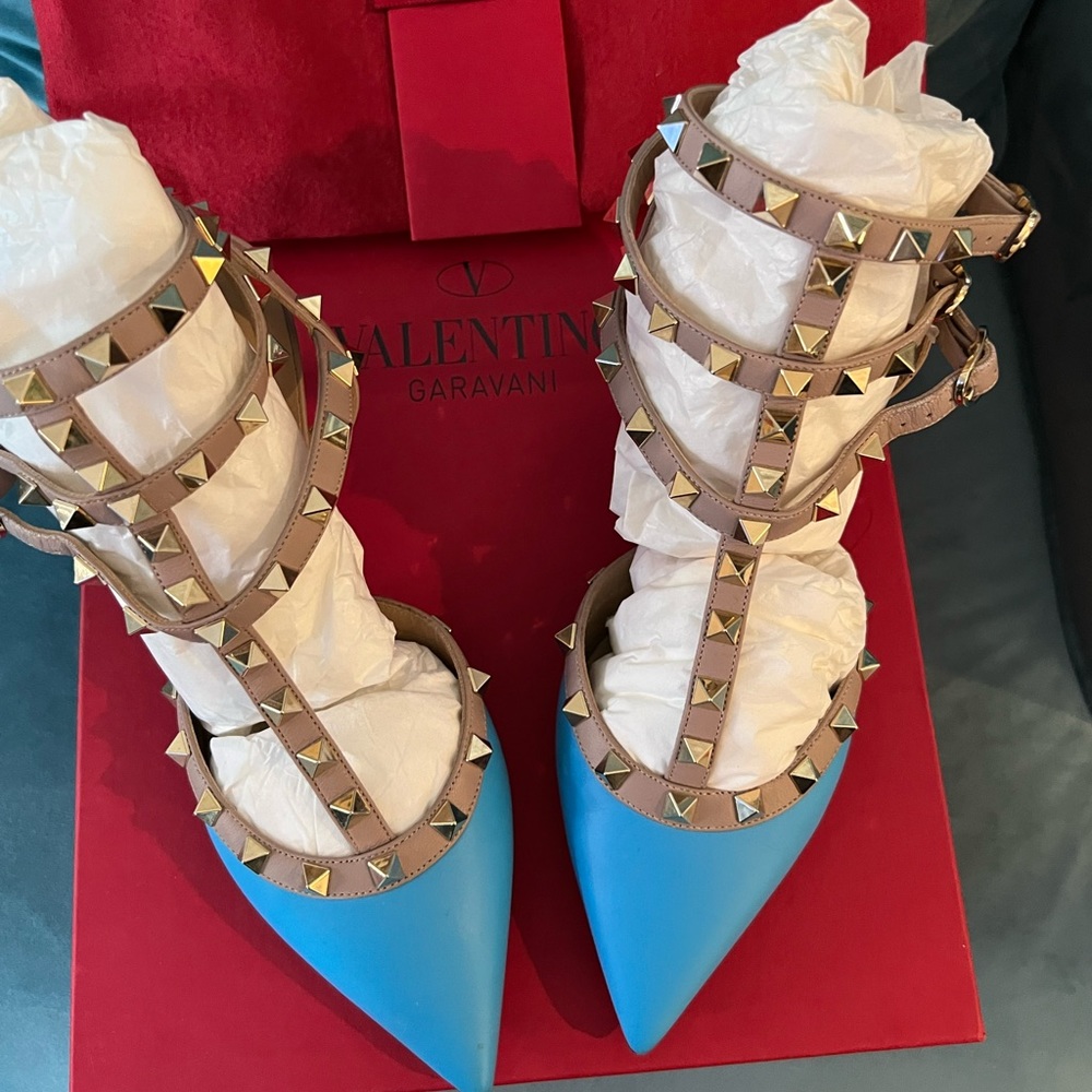 Authentic Valentino blue medium heel 37